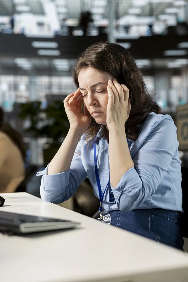 Terapia de alivio para la migraña relacionada con el ciclo menstrual, enfocada en reducir el dolor de cabeza y la tensión hormonal