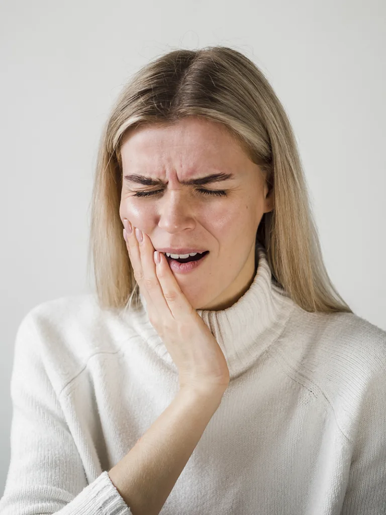 Terapia para el bruxismo enfocada en relajar la musculatura de la mandíbula y reducir la presión dental causada por el estrés