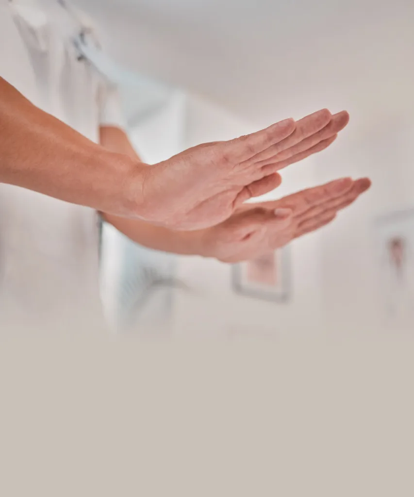 Canalización de energía Reiki a través de las manos durante una sesión terapéutica para promover el equilibrio y la armonía energética