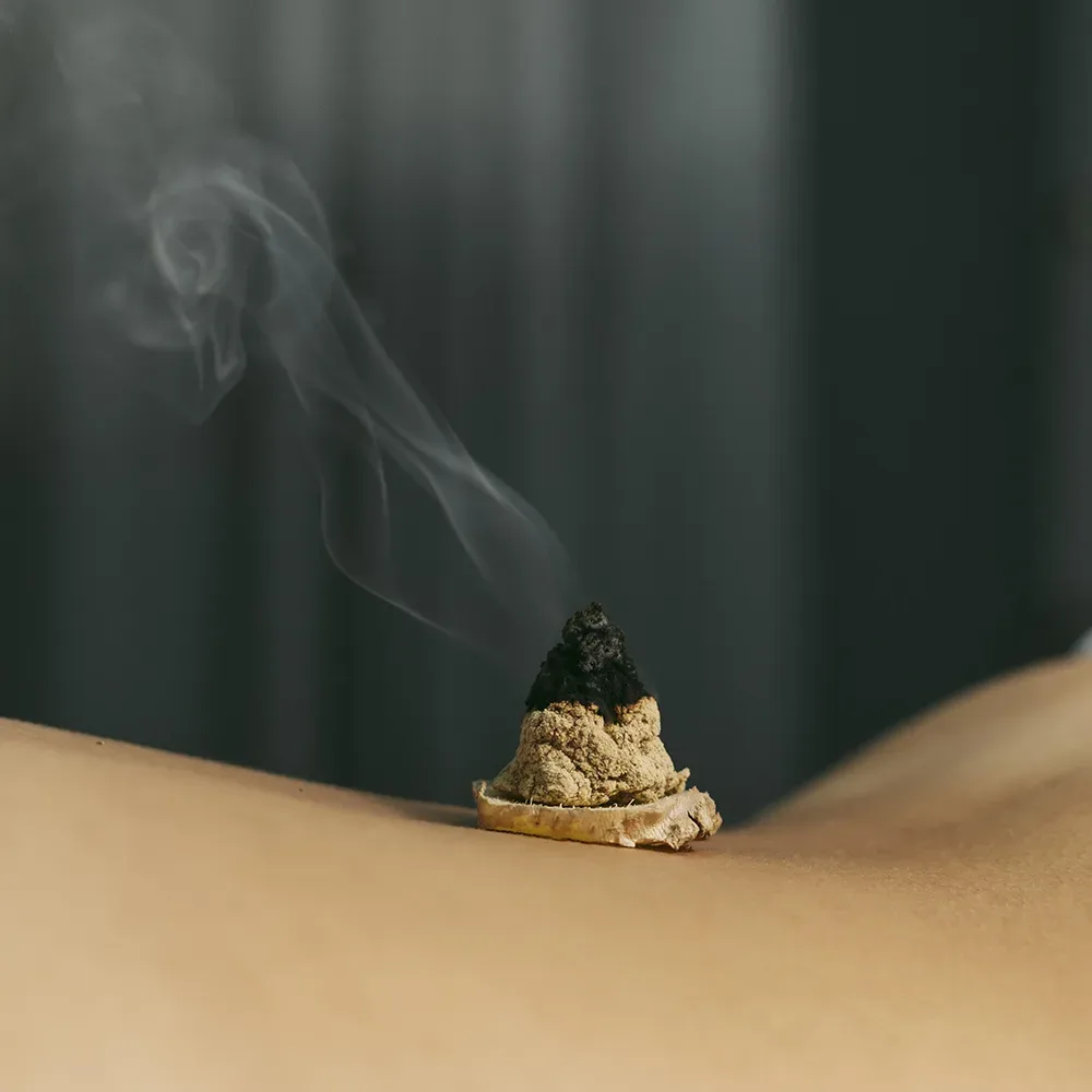 Tratamiento de moxibustión en la espalda para relajar el cuerpo y favorecer el bienestar