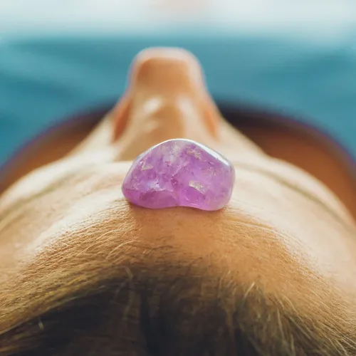 piedra-amatista-sobre-la frente-para -energizacion