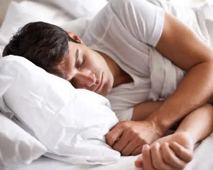 Persona durmiendo profundamente representando la mejora de la calidad del sueño y el descanso reparador